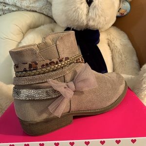 Big Girl “Olive & Edie” boots ( size 4)